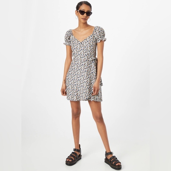 NWT Hollister Ditsy Daisy Puff-Sleeve Wrap Mini Dress Size XS Navy Floral - Picture 2 of 14
